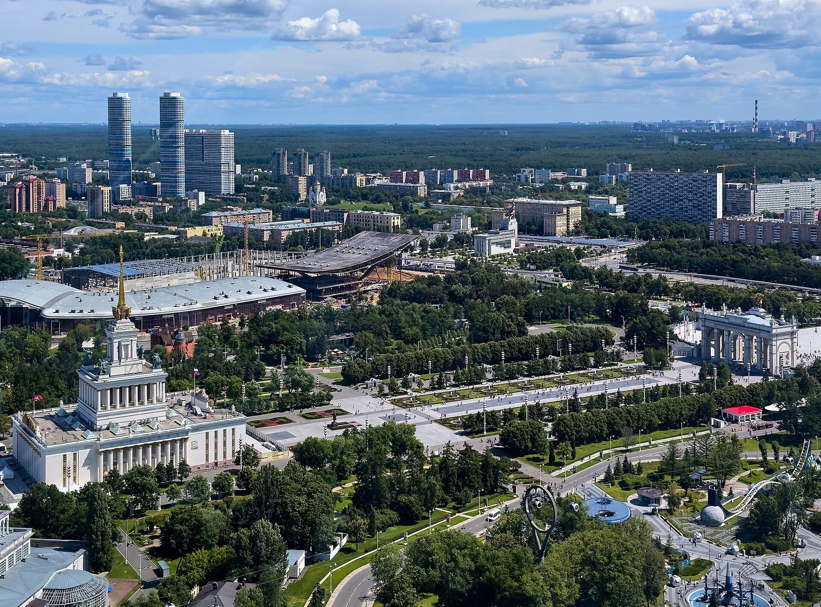 Вид сверху на павильоны и аллеи ВДНХ из кабины колеса обозрения Солнце Москвы