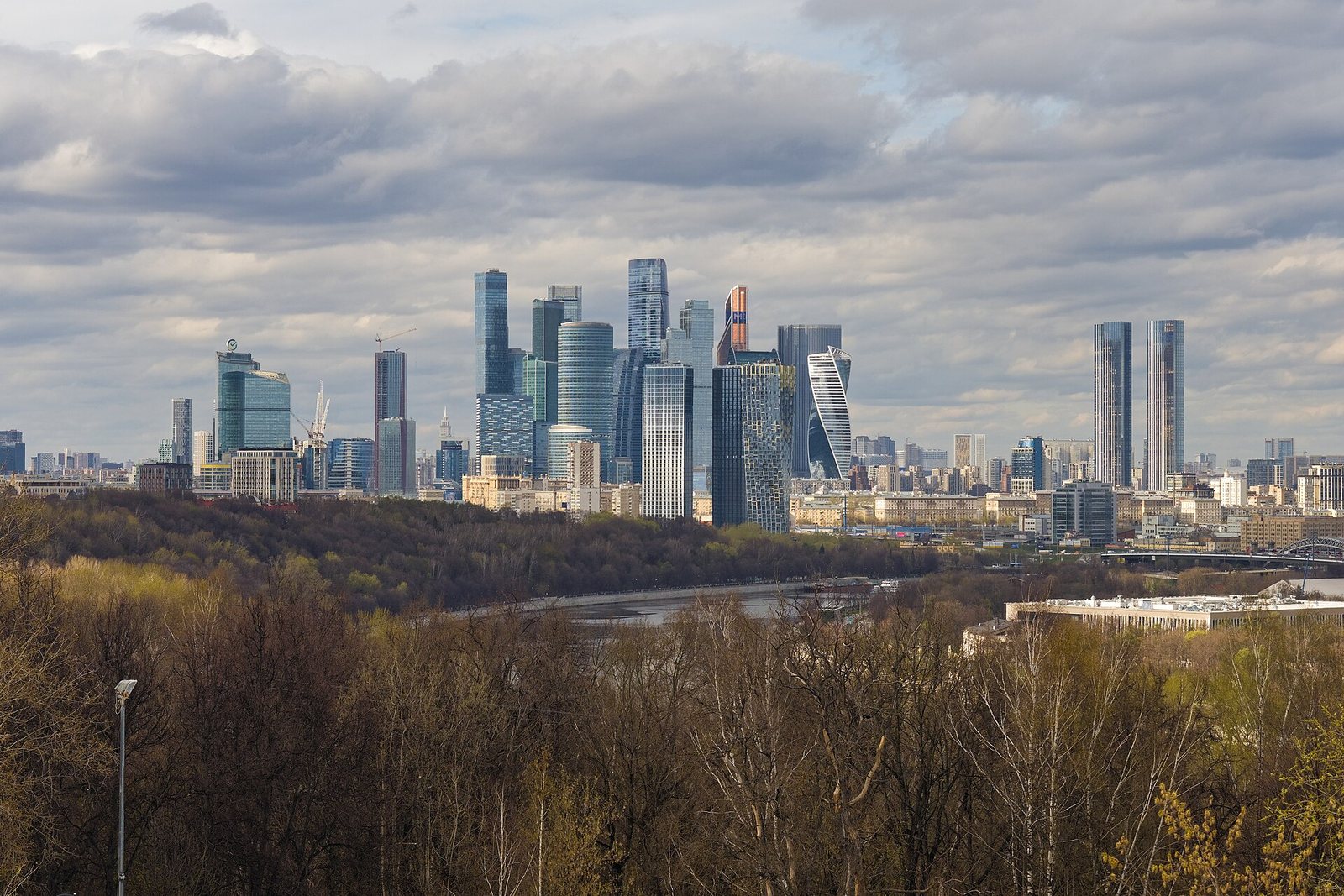 Панорама Москва-Сити над лесом и рекой со смотровой площадки Воробьёвых гор
