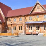 Деревянный терем с резными наличниками и красной крышей в Московской усадьбе Деда Мороза в Кузьминках