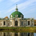 Павильон Грот с зелёным куполом у пруда в усадьбе Кусково среди осенних деревьев