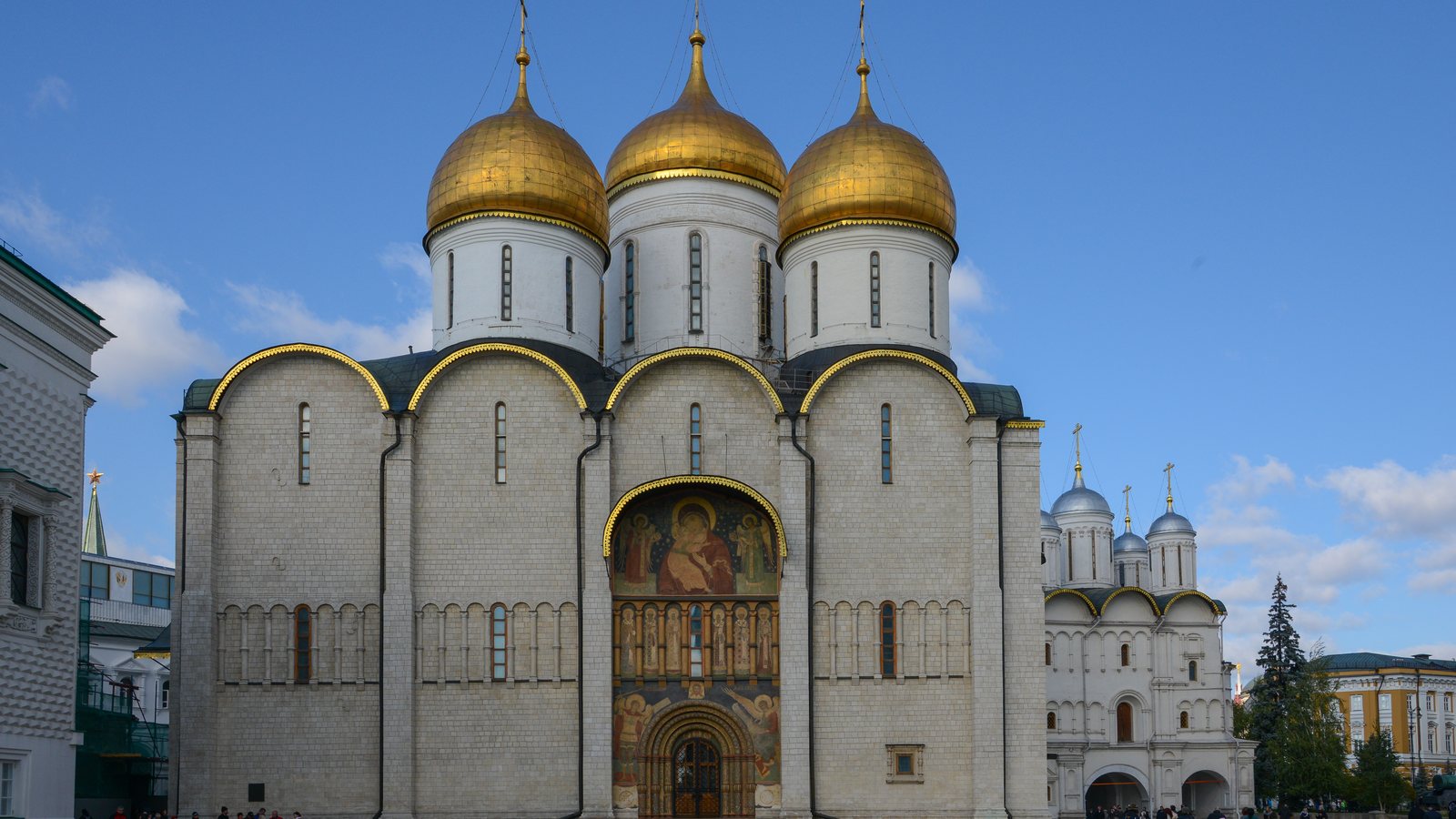 Южный фасад Успенского собора Московского Кремля с образом Богоматери Владимирской