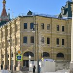 Средние торговые ряды и улица Варварка в Москве