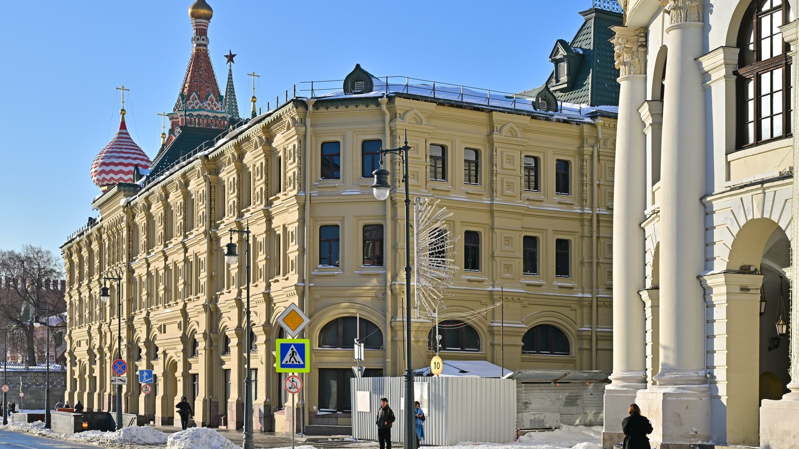 Средние торговые ряды и улица Варварка в Москве